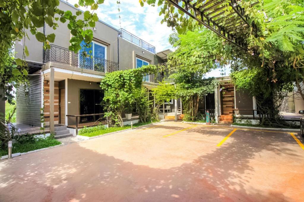 Oyo 271 The Resort Romklao Bangkok Exterior foto